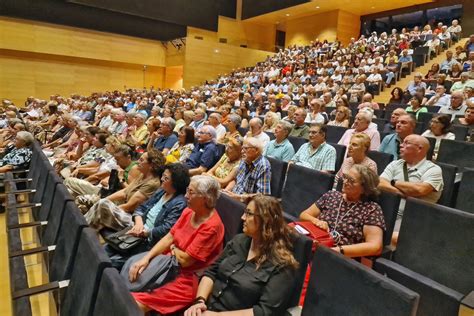 La Universitat Per A Majors De Luji Dona La Benvinguda Al Seu