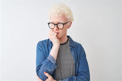 Joven Albino Rubio Vestido Con Camiseta De Denim Y Gafas Sobre Fondo