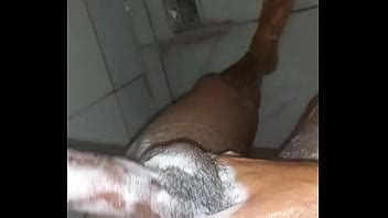 Joven caliente duchándose y sobándose bien la polla hasta correrse mucha leche XVIDEOS