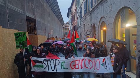 Anche a Siena il corteo pro Palestina in più di duecento hanno gridato