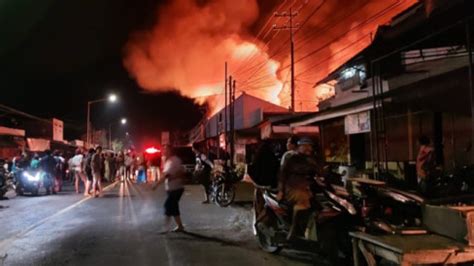 Diduga Korsleting Listrik Puluhan Kios Pedagang Di Pasar Bajulmati