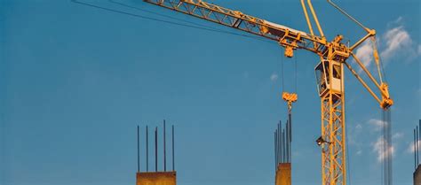 Guindastes De Torre Em Um Canteiro De Obras Foto Premium