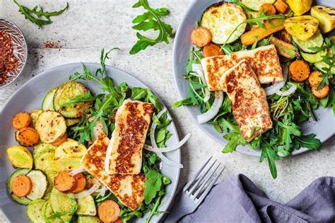 Gegrillter Halloumi Käse mit gegrilltem Gemüse auf grauer Platte