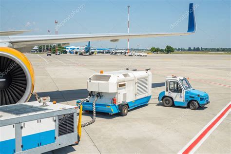 Gran avión comercial moderno estacionado en la pista del aeropuerto y