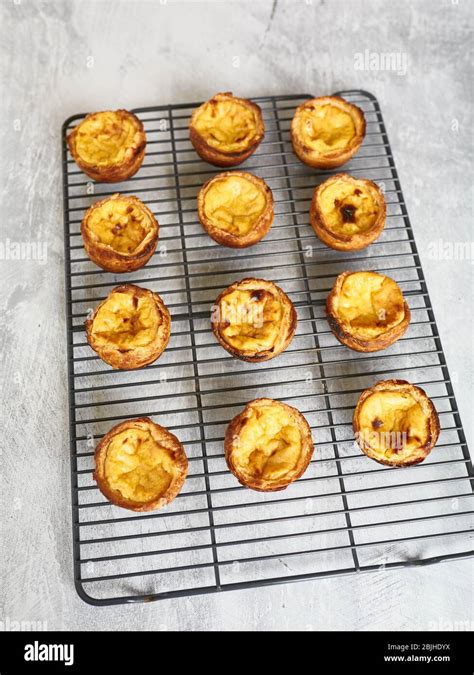 Tartas de Custard de huevo portugués recién horneadas Pasteis de Nata