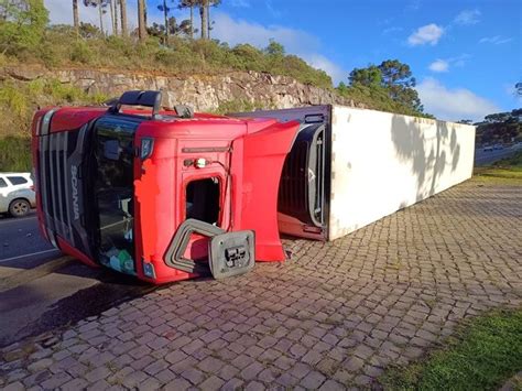 Caminhoneiro fica ferido após carreta tombar na SC 114 na Serra