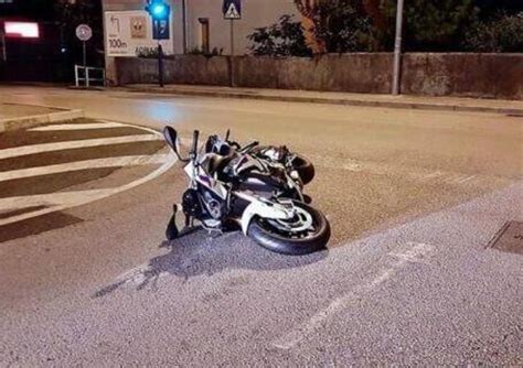 Ruba Una Moto E Cade Alla Prima Curva Ladro Costretto A Fuggire A