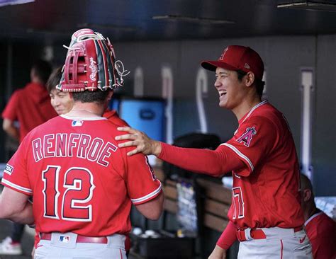 大谷翔平 珍しく試合中に大爆笑、ネット「かわいいなあ」 トラウトがグラウンドに落とし物？― スポニチ Sponichi Annex 野球