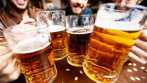 Cerveja engorda Saiba quantas calorias há em cada dose de bebida