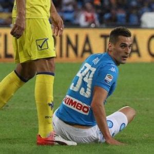 Napoli tegola Milik rottura totale del crociato starà fuori a lungo