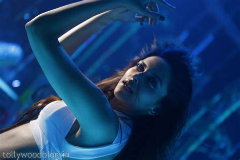 Deepika Padukone Spicy Hot Stills From Dum Maaro Dum