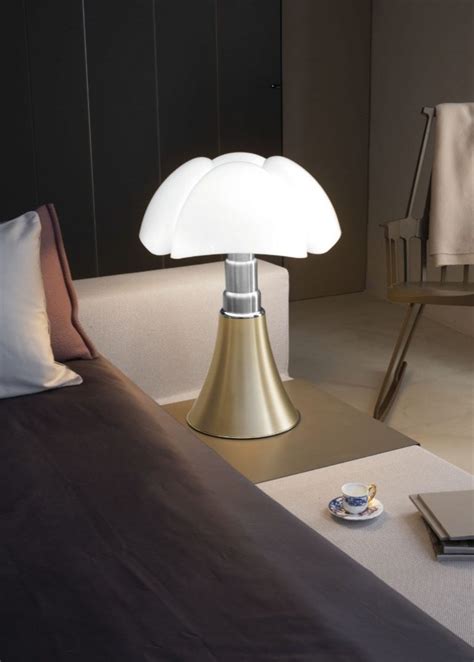 Adoptez L Iconique Lampe Pipistrello De Gae Aulenti