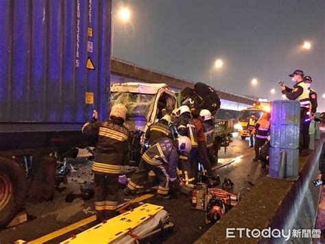 快訊／國1內湖交流道「3車追撞」！大貨車頭全爛2人當場死亡 Ettoday社會新聞 Ettoday新聞雲