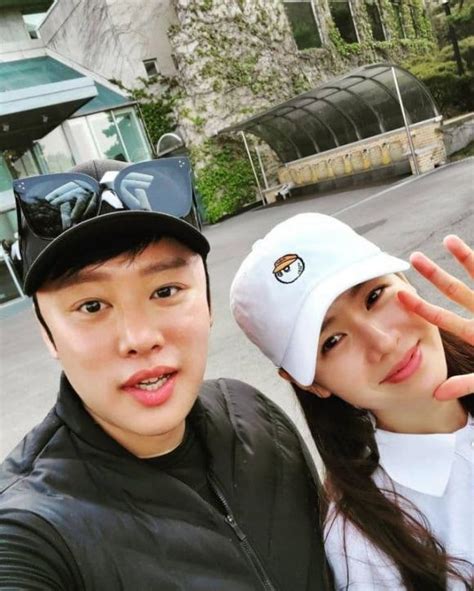 Hyun Bin và Son Ye Jin bị huấn luyện viên golf làm lộ ảnh hẹn hò