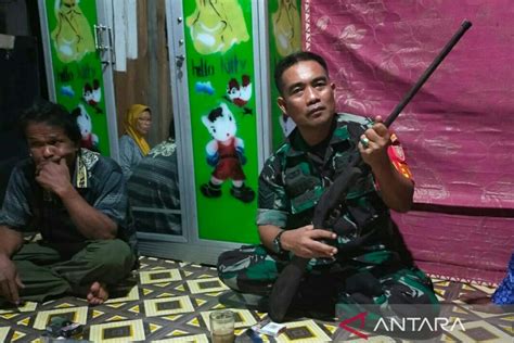 Warga Kaltim Menyerahkan Senjata Api Rakitan Ke Tni Antara News