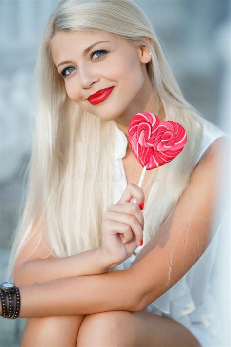 Jeune Femme Blonde Sexy Avec La Lucette En Forme De Coeur Image stock Image du mode modèle