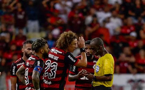 David Luiz é absolvido pelo STJD e cumpre apenas suspensão automática na