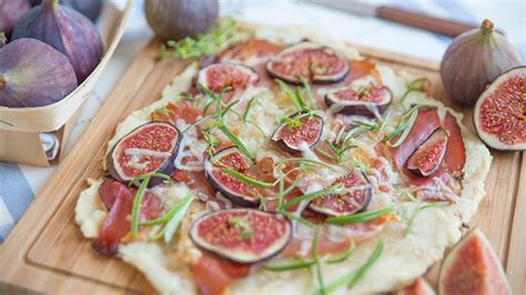 REZEPT Flammkuchen mit frischen Feigen und Ziegenkäse