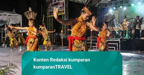 Foto Menyaksikan Festival Pentas Seni Lewu Palangka 2022 Di Palangka