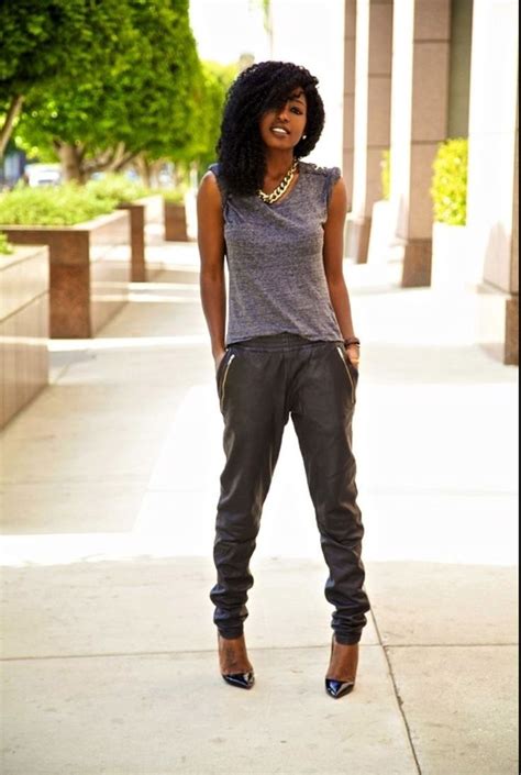 Chica Usando Unos Jogger Pants De Color Verde Outfits For School Verano