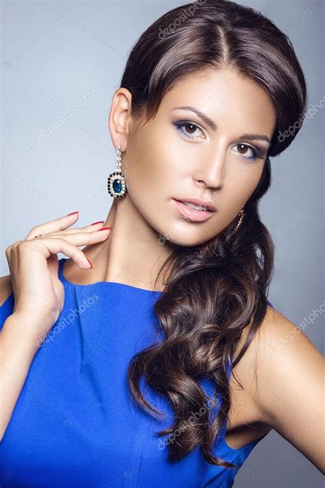 Mooie Brunette Meisje In Een Blauwe Jurk Met Avond Make Up En Perfecte Huid Schoonheid Gezicht