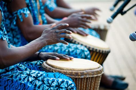 Manos De Tambores Africanos Disfrazados De Azul Y Tambores