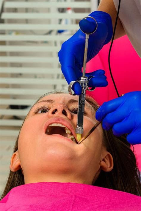 O Dentista A Ajuda De Uma Seringa Carpula Injeta Anestesia Nas