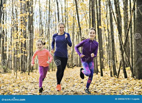 Estilo De Vida Saludable Madre E Hijo Corriendo Al Aire Libre Foto De