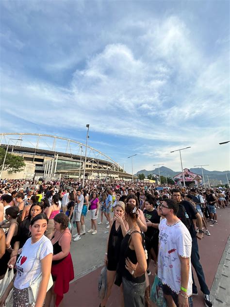 Fãs esperam ansiosos para o show da Taylor Swift no Engenhão Super