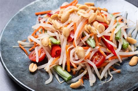 Ensalada De Papaya Verde Som Tam Thai Sobre Fondo De Pizarra Negra