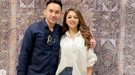 Jenita Janet Dapat Kado Ultah Anti Mainstream Dari Suami Mendadak Jadi