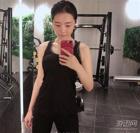 Lol美女主持余霜晒健身照 网友：上镜显胖，自拍显瘦八卦趣闻新浪游戏新浪网