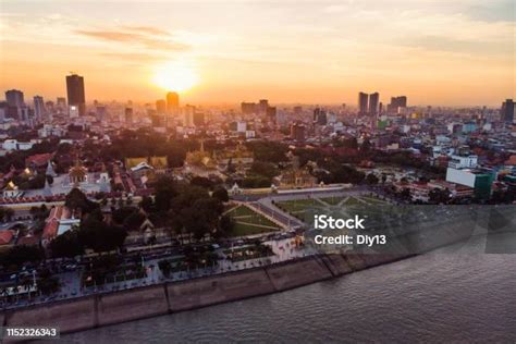 Pemandangan Puncak Ibukota Kamboja Phnom Penh Saat Matahari Terbenam