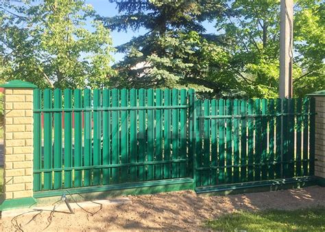 Современный зеленый забор из евроштакетника с уклоном ЕШ-121 - купить в ...