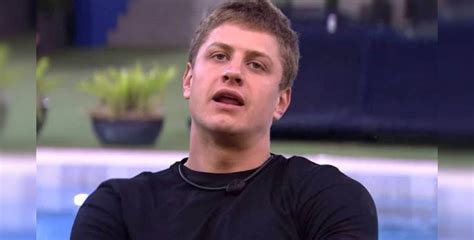 Ex BBB Lucas Gallina diz que ser gay não é normal