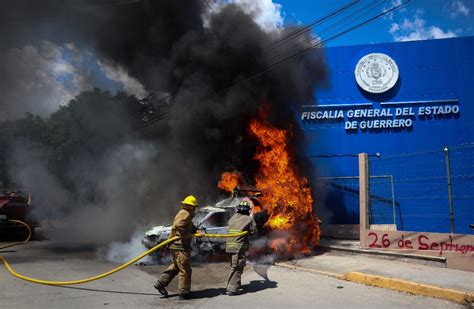 Lanzan Normalistas Una Camioneta En Llamas Y Cohetes A La Fachada De La