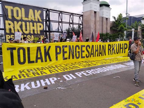 LBH Jakarta Kritik DPR RI Tak Bijak Menyusun Draf RKUHP GenPI Co