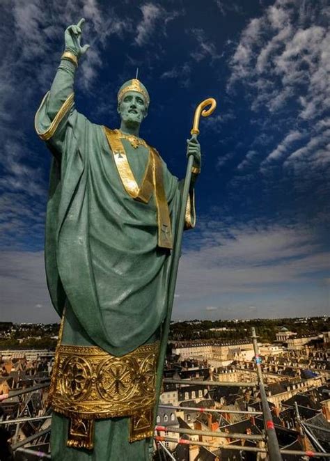 A Tours la statue de saint Martin en bronze Chrétiens Aujourdhui