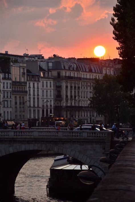 Coucher du soleil Ã Paris editorial photography. Image of seine - 42877757