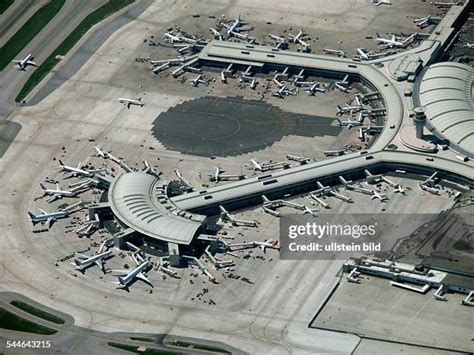 63 Toronto Lester B Pearson International Airport Stock Photos, High ...