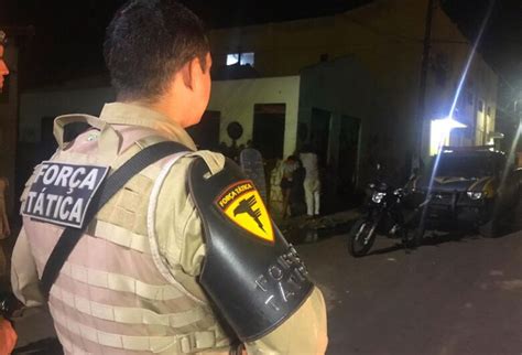 Batida policial na Feirinha resulta em apreensão de drogas e moto