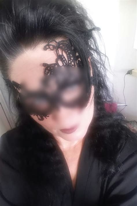 Milf brune sexy et raffinée cherche couples organisateurs de soirée libertine