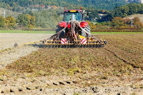 Arando El Tractor Pesado Durante El Cultivo Agr Cola Trabaja En El