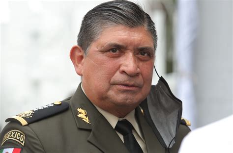 Castigan a teniente por dar botas impares al general Sandoval según