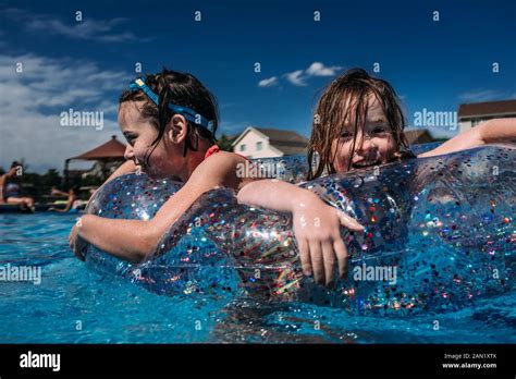 Glückliche Mädchen Die Im Pool Spielen Schwimmen Zusammen