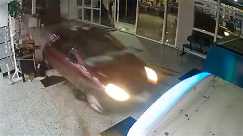 Homem Invade Mercado Com Carro Em Sc Para Perseguir Ex Companheira