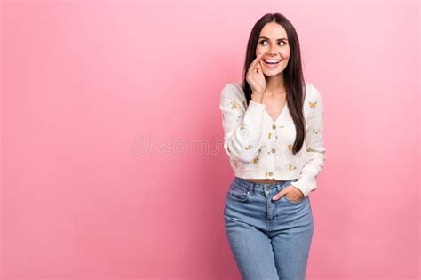 Foto De La Encantadora Jovencita Graciosa Brunette Hispano Hablando Brazo Mejilla Mirando