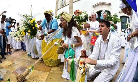 Escadaria da Basílica do Senhor do Bonfim é lavada por baianas