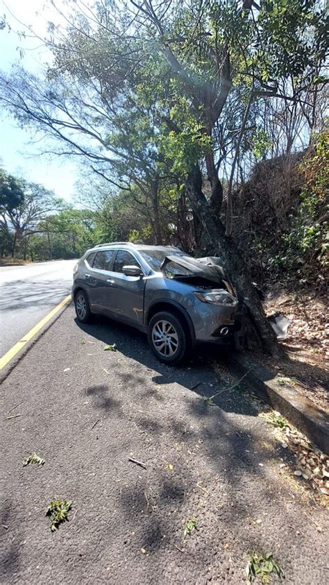 Camioneta Se Sale De La Carretera Y Se Estrella Contra Un Rbol En El