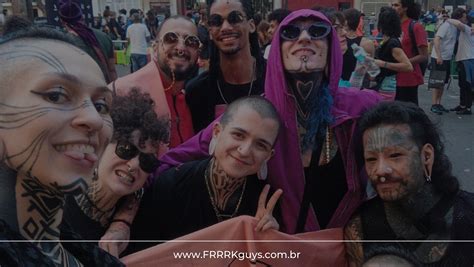 Formação do Bloco des Freaks na Parada do Orgulho LGBTQIAP de Osasco